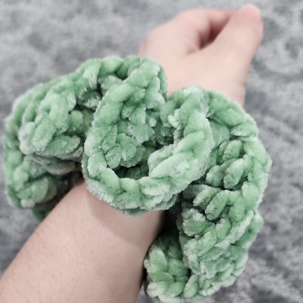 SOLD OUT- 1 Juicy Couture Green Scrunchie - Picture 2 of 3